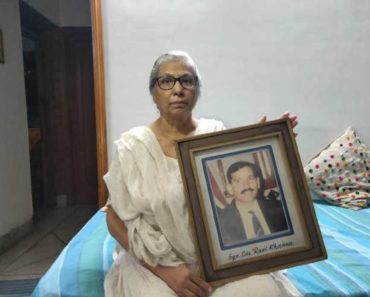Wife of Ravi Khanna with his photograph