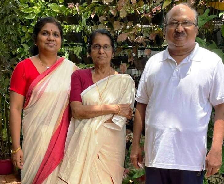 A picture of K. V. Thomas with his wife, Sherly Thomas, and daughter, Rekha Thomas
