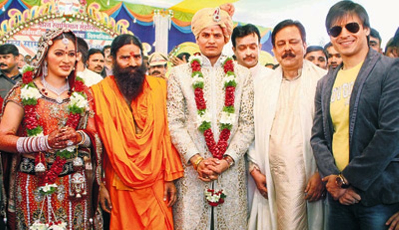 A picture of Ravi Rana and Navneet Rana on their wedding day, along with Baba Ramdev and Vivek Oberoi