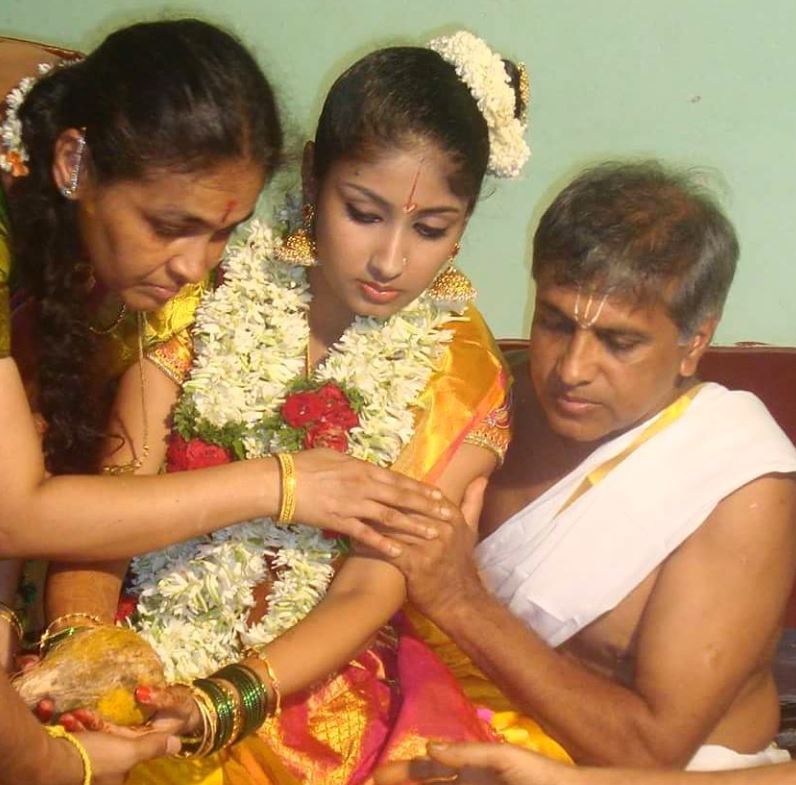Archana Jois with her parents