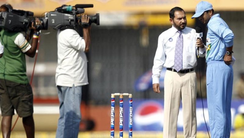 Arun Lal doing commentary