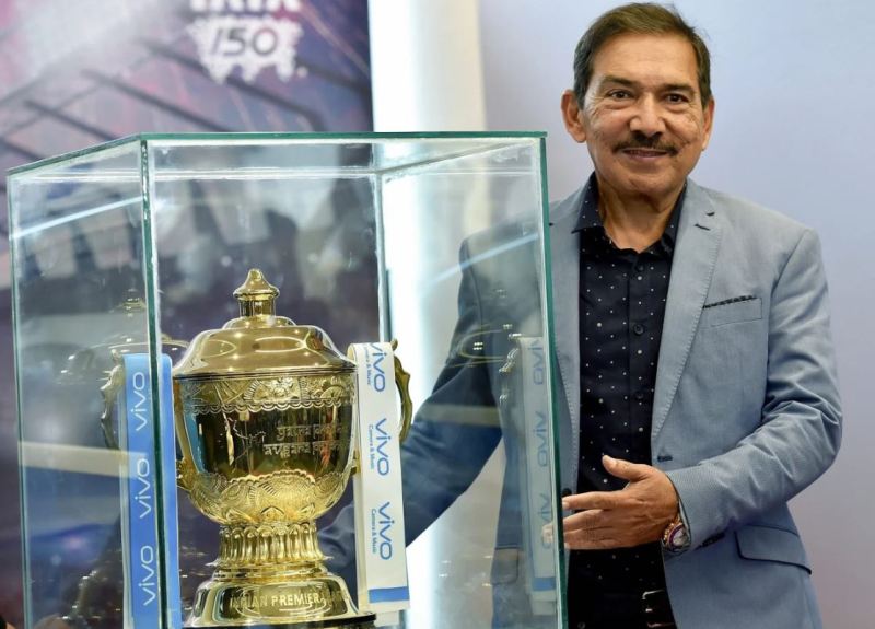 Arun Lal unveils the IPL trophy in Kolkata on 5 April, 2018