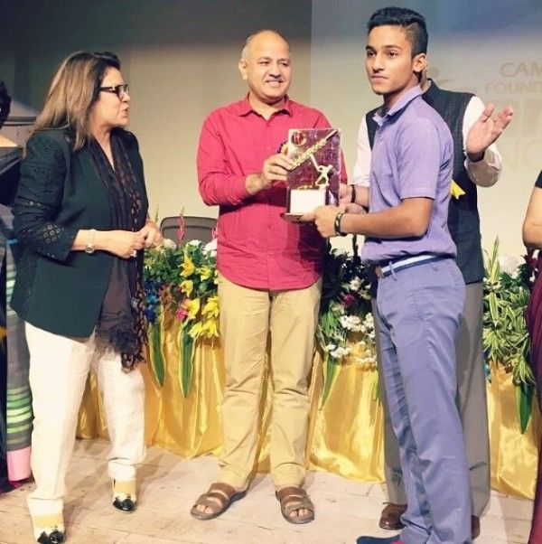 Ayush Badoni receiving award from Manish Sisodia
