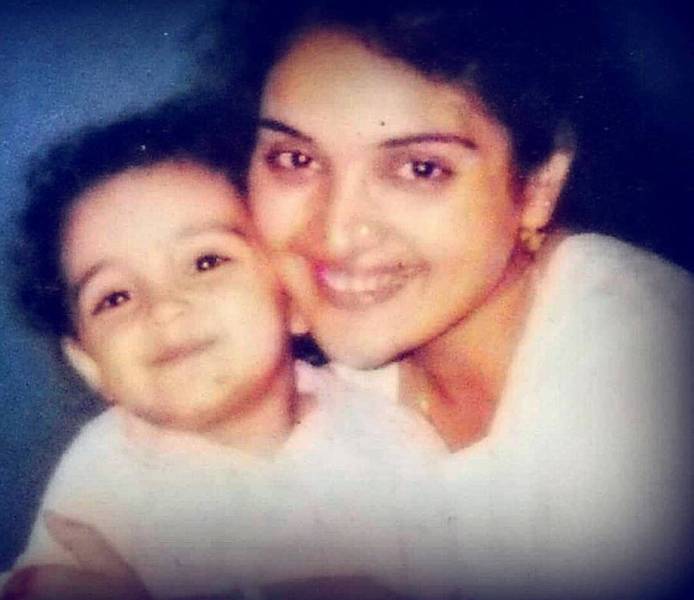Childhood photo of Kashish with her mother