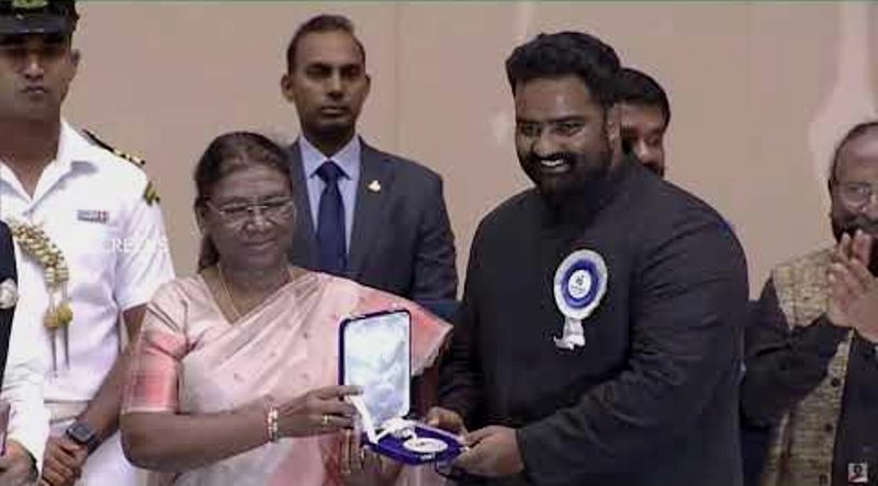 Kaala Bhairava while receiving the National Film Award from the President of India Droupadi Murmu