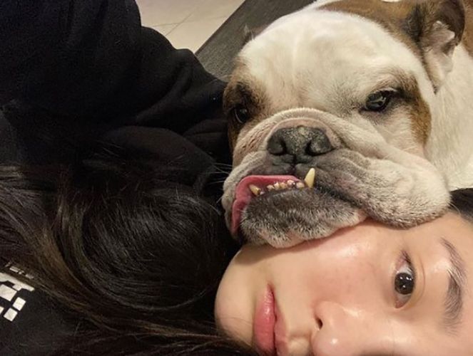 Kim Min-ha with her pet dog