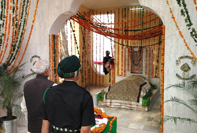 Prime Minister Narendra Modi at Abdul Hamid's mazar at Asal Uttar