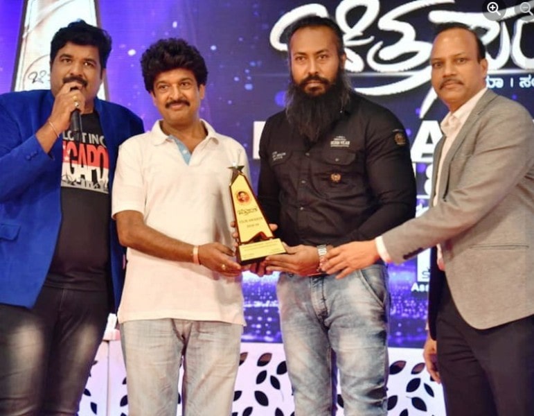 Ramachandran Raju receiving Chitra Sathe Best Villain Award for KGF Chapter One