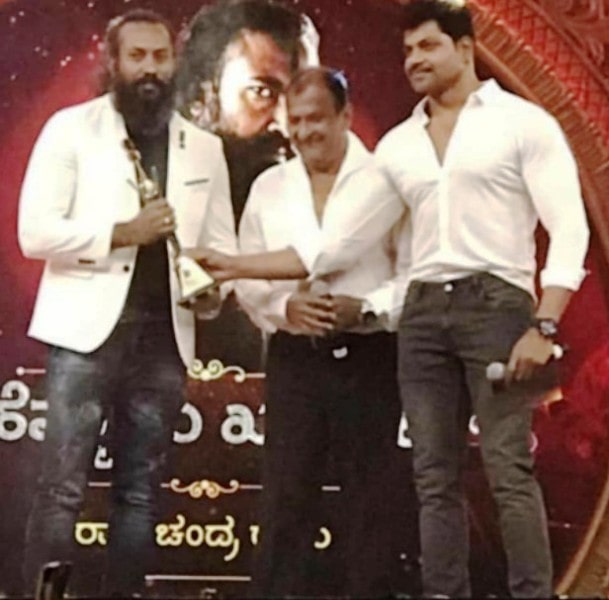 Ramachandran Raju recieving the Zee Kannada Award for the Best Villain category