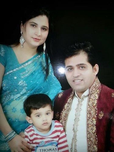 Ronit Kamra's old picture with his parents