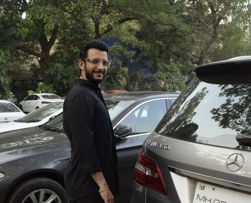 Sharman Joshi posing with his car