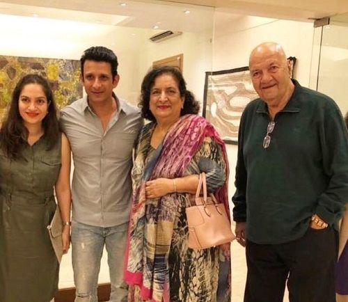 Sharman Joshi with his wife and parents-in-law