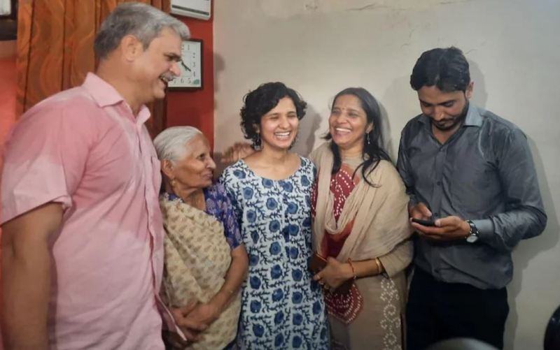 Shruti Sharma with her family members
