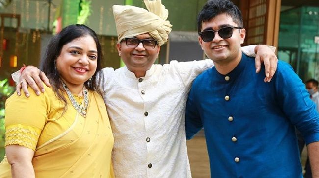 Aneel with his wife Sangeeta and son Sidhaant