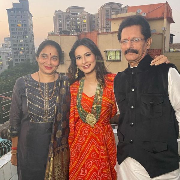 Aneri Vajani with her parents