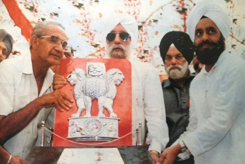 Beant Singh receiving Protector of Punjab award from the Ferozepur District authorities