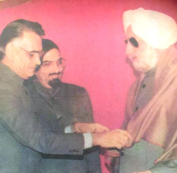 Beant Singh receiving the Sun of India award from Shivraj Patil, Speaker of the Lok Sabha