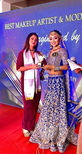 Bidisha De Majumdar receiving Best Makeup Artist and Model award
