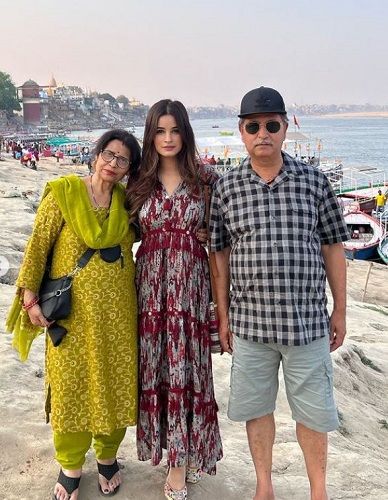 Chetna Pande with her parents