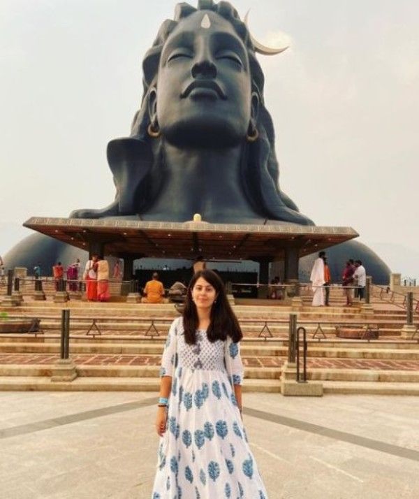 Divya Harjai's picture infront of lord shiva