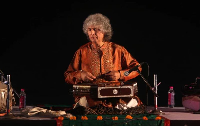 Indian musician and composer Shivkumar Sharman playing at a concert in Pune in 2009