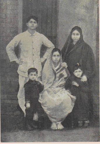 Jatindranath Mukherjee standing behind Didi Vinodebala (sitting) with his wife Indubala,elder son Tejen (left) and daughter Ashalata (right)