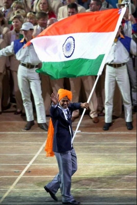 Leander Paes holding the Indian flag at the opening ceremony of the Sydney Olympics
