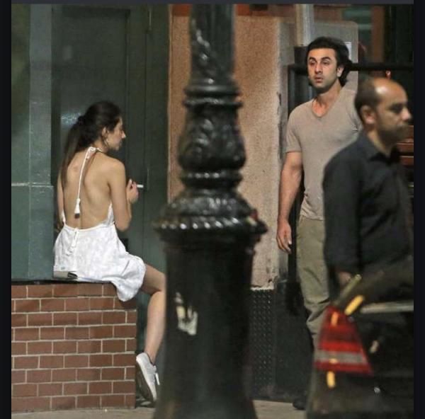 A viral Picture of Mahira Khan smoking with Ranbir Kapoor at New York city