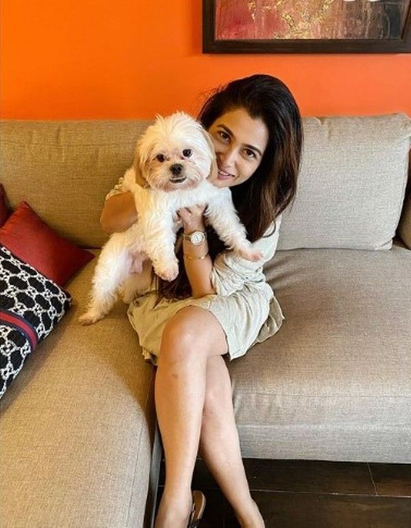 Ruchita Jadhav posing with a dog