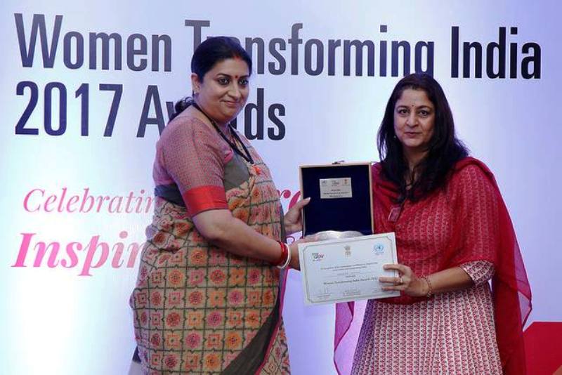 Safeena Husain accepting NITI Aayog's Women Transforming India