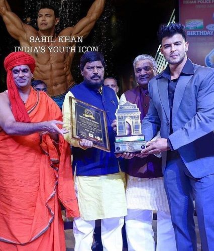 Sahil Khan receiving an award