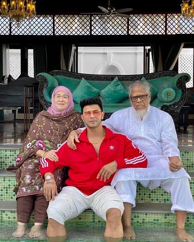 Sahil Khan with his parents