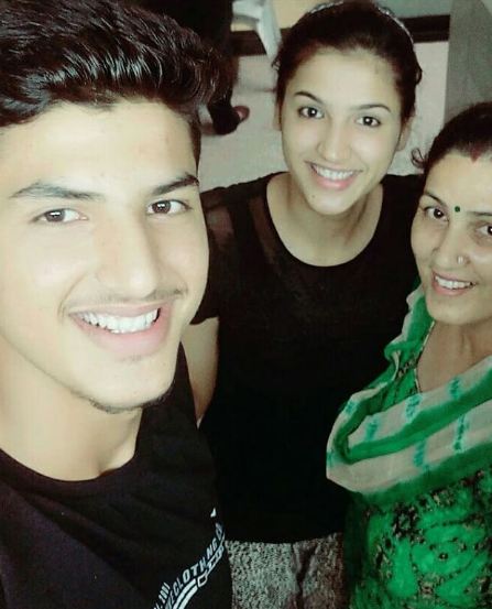 Sakshi Sharma with her mother and brother