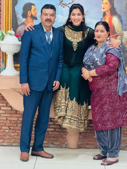 Sakshi Sharma with her parents