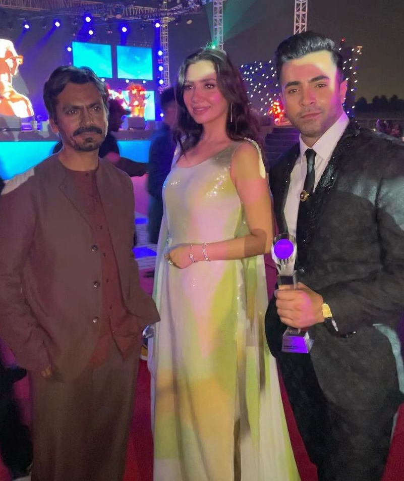 Sheheryar with Mahira Khan and Nawazuddin Siddiqui at the Filmfare Middle East Awards 2021