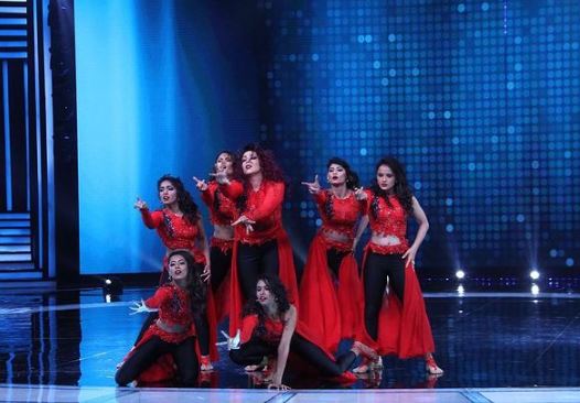 Simi Talsania performing with her dance group House of Suraj on Dance Plus 3