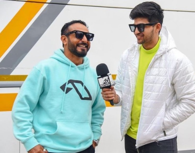 Sohil Jhuti interviewing Nikhil, as a VJ on MTV