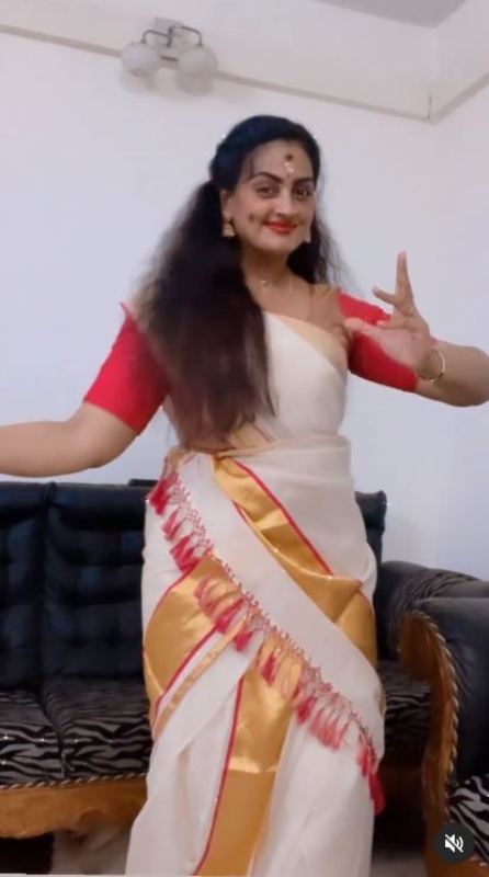 Suchithra Nair dancing