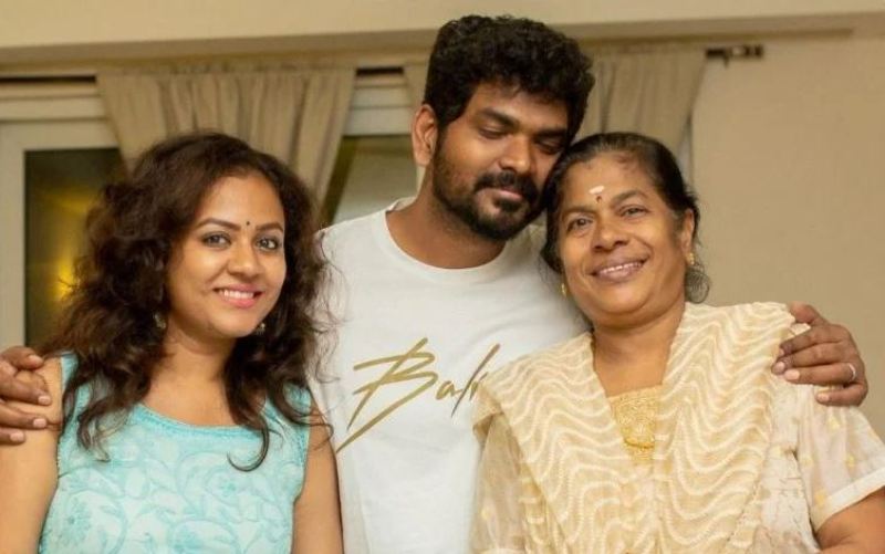 Vignesh with his mother and sister, Aishwarya