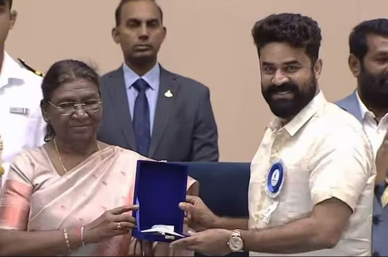Vijay Babu while receiving the National Film Award from Droupadi Murmu (2023)