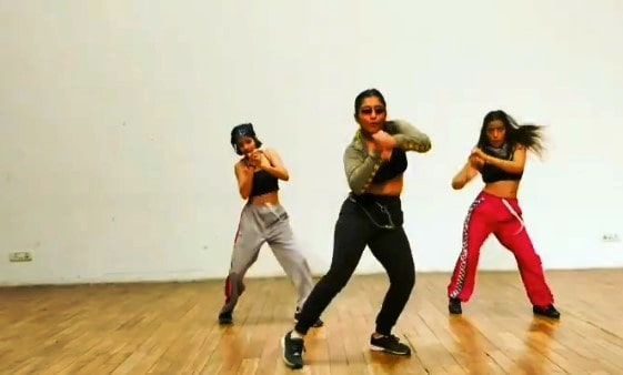 Yukti Arora while choreographing Hauli Hauli dance video