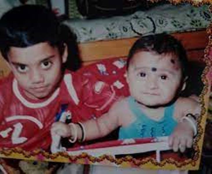 A childhood photo of Mrunal with her elder brother, Parag