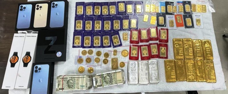 A picture of gold, cash, and other valuable items recovered from arrested IAS officer Sanjay Popli's residence in Chandigarh by the Punjab Vigilance team