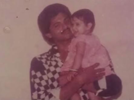 Childhood picture of Kamiya Jani with her father