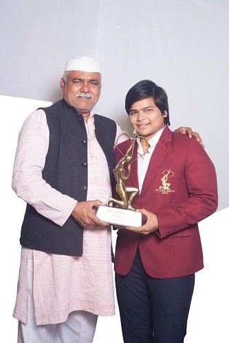 Divya Kakran holding her Arjuna Award