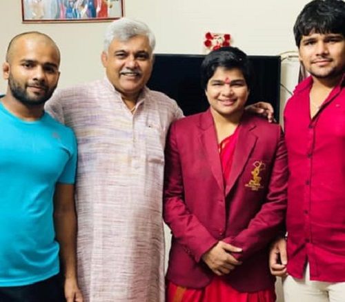 Divya Kakran with her father and brothers