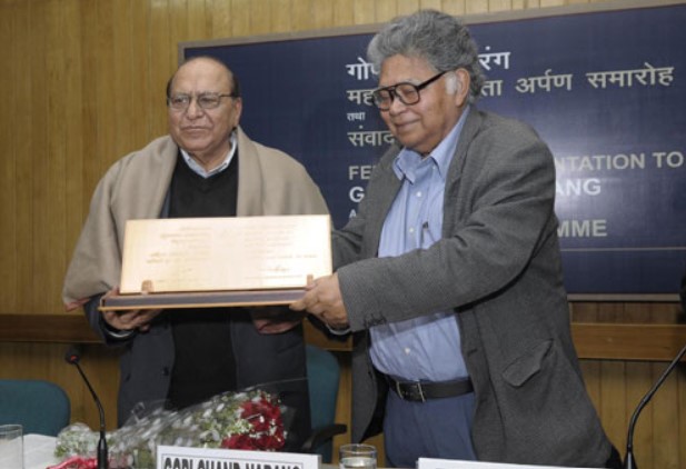 Gopi Chand Narang (left) receiving Sahitya Akademi Fellowship