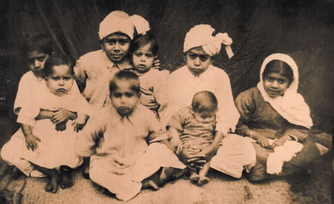 Gopi Chand (in Turband in middle) with his siblings