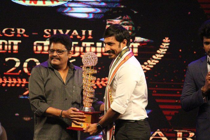 Harish Uthaman with his award for Best Villain at MGR Sivaji Cinema Awards