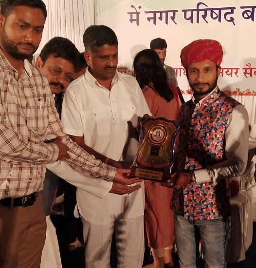 Himanshu Bawandar receiving an award
